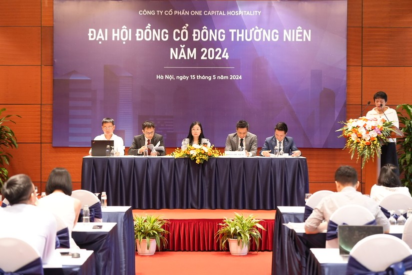 Chủ tịch HĐQT Nguyễn Thu Hằng (giữa) chủ tr&igrave; ĐHĐCĐ thường ni&ecirc;n năm 2024 của OCH. Ảnh: OCH