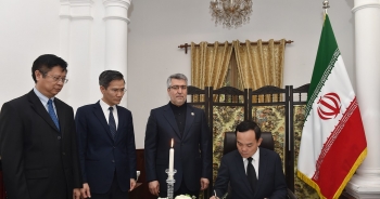 Phó Thủ tướng Trần Lưu Quang ghi sổ tang chia buồn vụ tai nạn máy bay tại Iran