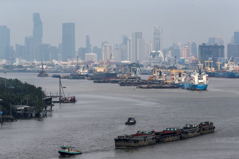 T&agrave;u chở h&agrave;ng gần cảng ở Bangkok, Th&aacute;i Lan. Ảnh: Reuters