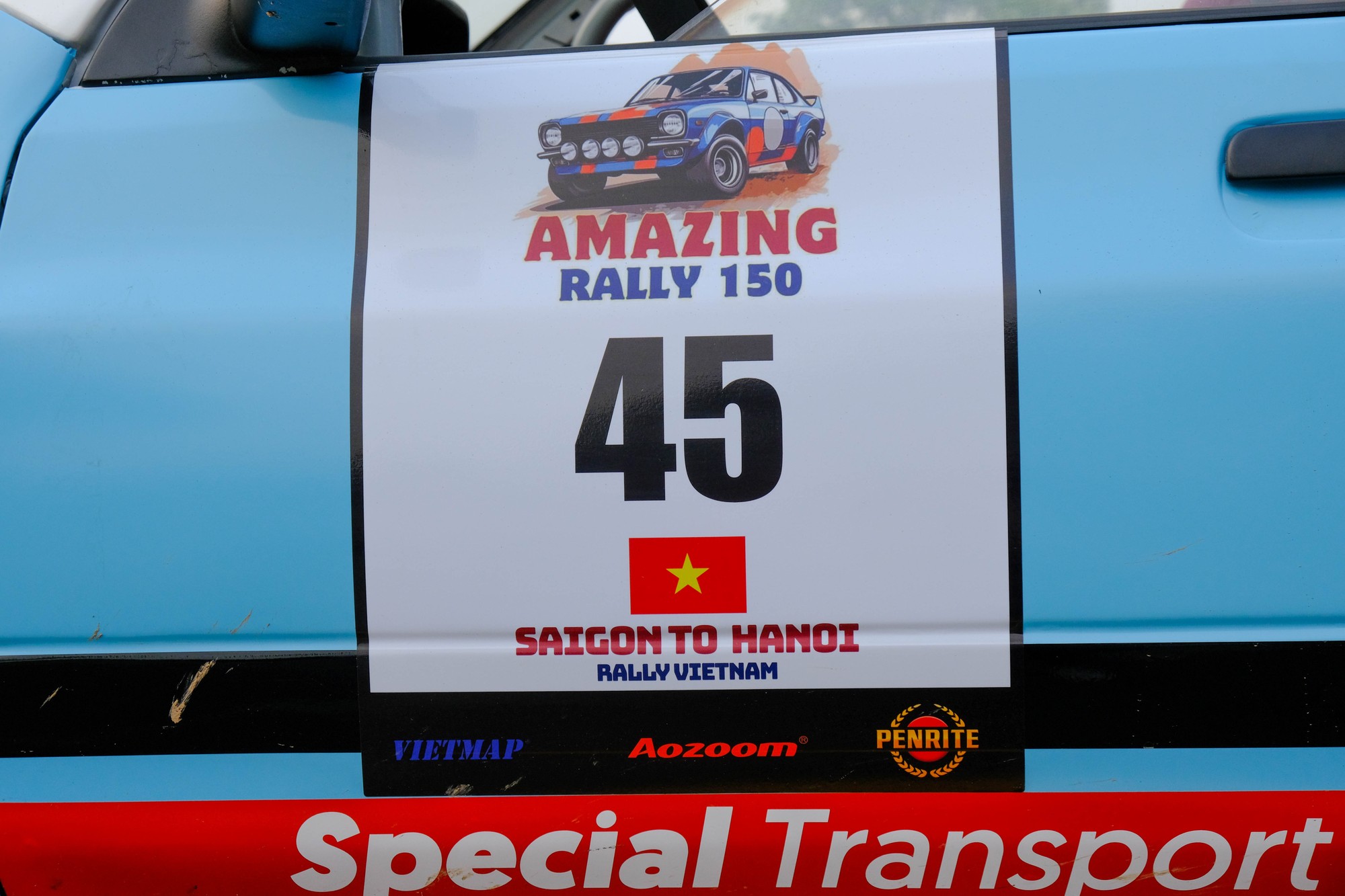 Biển hiệu của chiếc KIA Pride CD5 trong h&agrave;nh tr&igrave;nh Amazing Rally 150. Ảnh: L&ecirc; An/Mekong ASEAN.