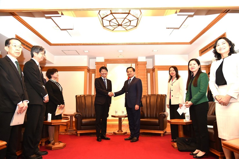 Ph&oacute; Thủ tướng Ch&iacute;nh phủ L&ecirc; Minh Kh&aacute;i tiếp Thống đốc tỉnh Gunma Yamamoto Ichita. Ảnh: VGP.