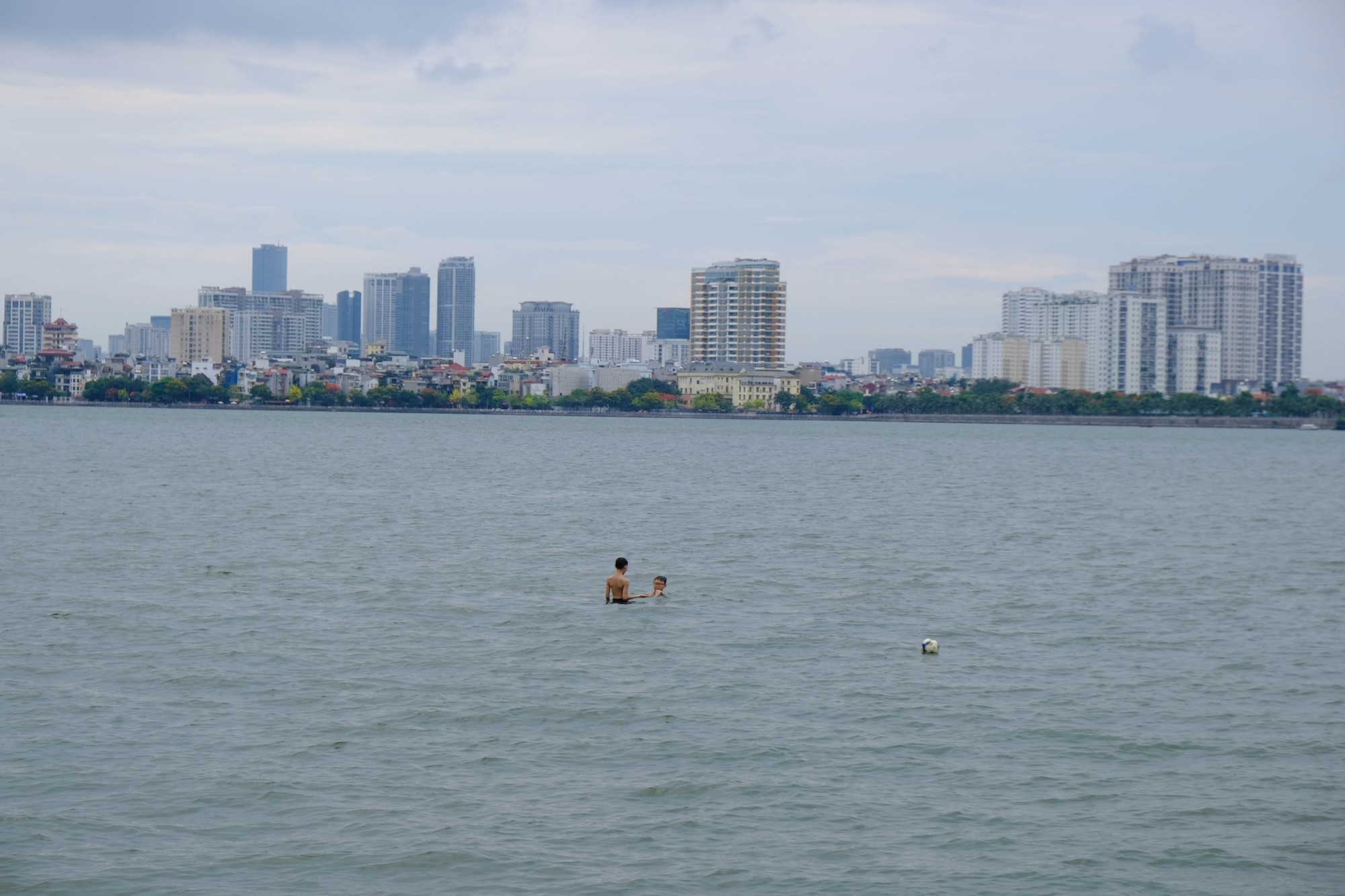 Dự b&aacute;o thời tiết từ Trung t&acirc;m Dự b&aacute;o kh&iacute; tượng thủy văn quốc gia cho biết H&agrave; Nội ng&agrave;y 25/5 c&oacute; m&acirc;y, chiều v&agrave; đ&ecirc;m c&oacute; mưa r&agrave;o v&agrave; d&ocirc;ng rải r&aacute;c, xuất hiện mưa to. Thời tiết cực đoan c&oacute; thể tiềm ẩn nguy cơ đuối nước với những người bơi lội dưới hồ m&agrave; kh&ocirc;ng trang bị đồ bảo hộ. Ảnh: L&ecirc; An/Mekong ASEAN.