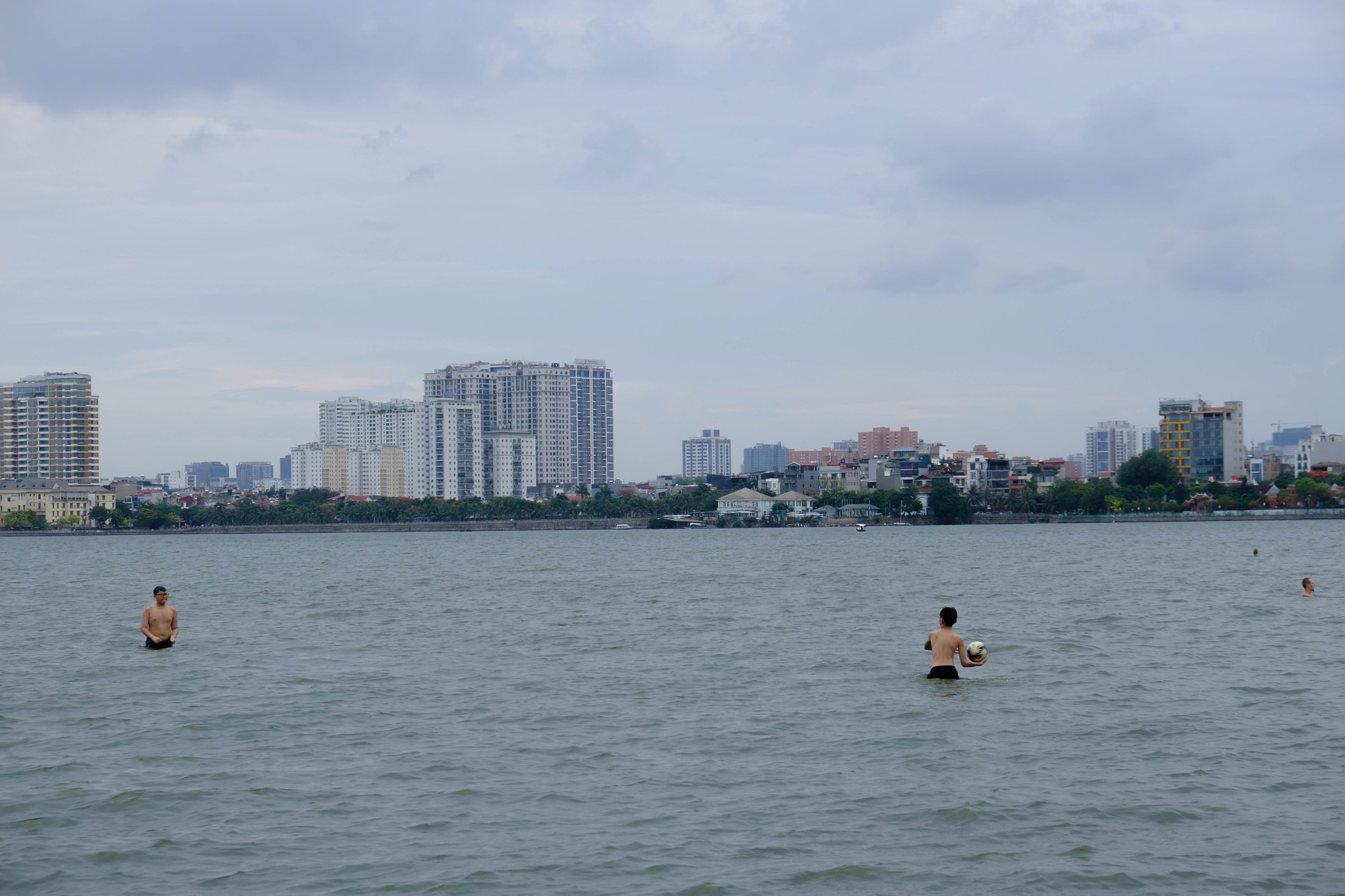 Trẻ em kh&ocirc;ng ngại nguy hiểm xuống hồ T&acirc;y nghịch b&oacute;ng. Ảnh: L&ecirc; An/Mekong ASEAN.