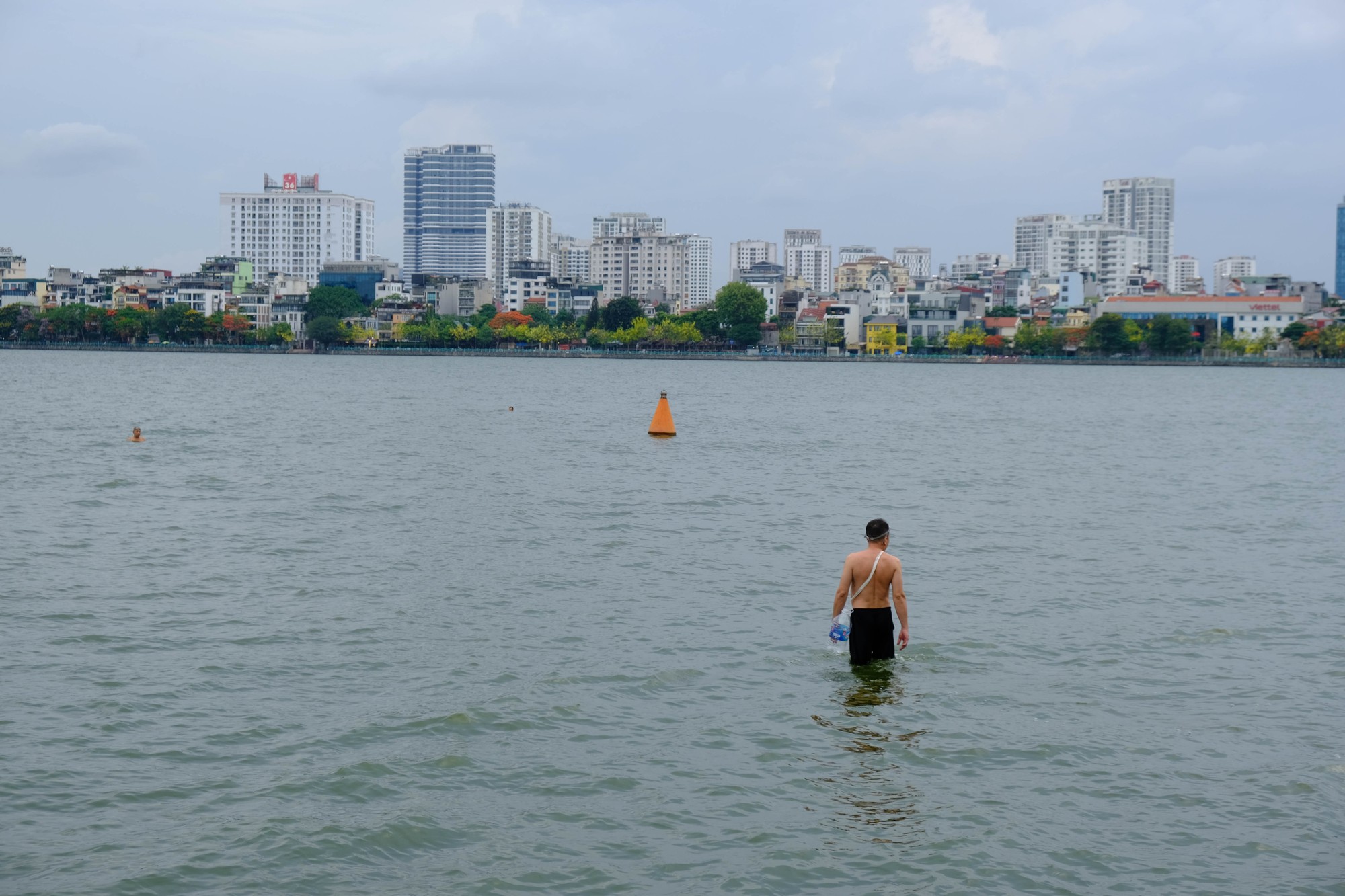 Chia sẻ với Mekong ASEAN, anh Minh, 45 tuổi, một cư d&acirc;n ở quận T&acirc;y Hồ cho biết: &amp;amp;amp;quot;T&ocirc;i ở H&agrave; Nội từ b&eacute; đến lớn n&ecirc;n đ&atilde; quen cảnh bơi lội ở hồ T&acirc;y. Ở khu vực n&agrave;y mực nước ở r&igrave;a hồ chỉ ngang đầu gối t&ocirc;i, mặt nước lặng n&ecirc;n trẻ em vẫn c&oacute; thể xuống chơi thoải m&aacute;i&amp;amp;amp;quot;. Ảnh: L&ecirc; An/Mekong ASEAN.