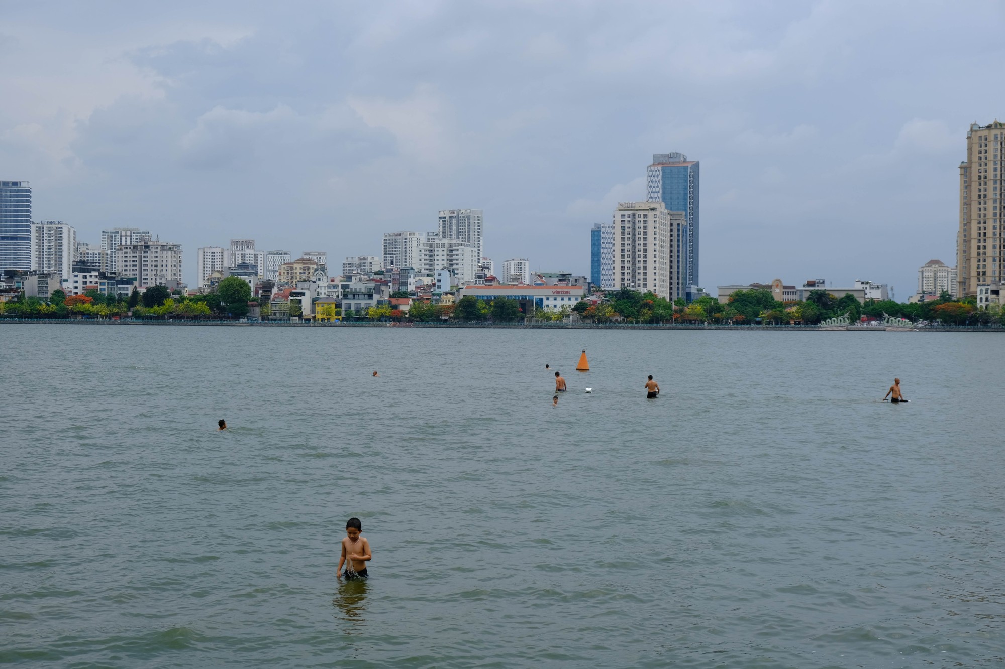 Theo ghi nhận của Mekong ASEAN v&agrave;o khoảng 16h30 ng&agrave;y 25/5, hơn 20 người từ gi&agrave; tới trẻ, c&oacute; mặt tại một g&oacute;c hồ T&acirc;y để bơi lội, ng&acirc;m m&igrave;nh. Ảnh: L&ecirc; An/Mekong ASEAN.