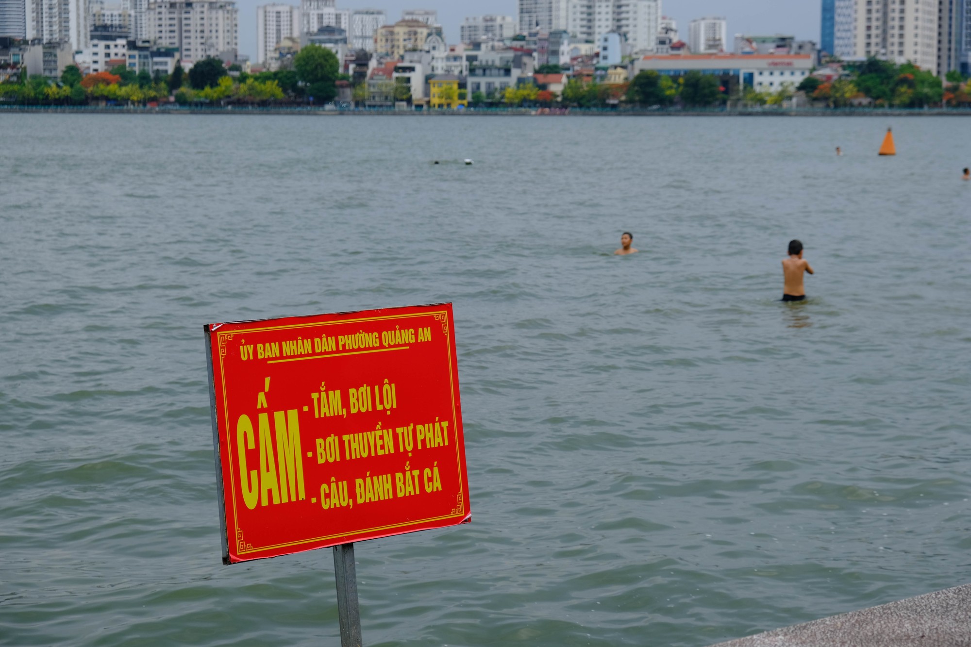 Thời tiết H&agrave; Nội đ&atilde; chuyển sang m&ugrave;a h&egrave;, nhiệt độ những ng&agrave;y vừa qua hầu hết tr&ecirc;n 30 độ C, xuất hiện hiện tượng nắng n&oacute;ng, tạo n&ecirc;n kh&ocirc;ng kh&iacute; oi bức. Điều n&agrave;y khiến nhiều người quyết định đến hồ T&acirc;y để bơi lội &amp;amp;amp;quot;giải nhiệt&amp;amp;amp;quot;. D&ugrave; Uỷ ban Nh&acirc;n d&acirc;n phường Quảng An, quận T&acirc;y Hồ đ&atilde; cắm những biển cấm nhưng kh&ocirc;ng &iacute;t người vẫn tới đ&acirc;y bơi lội. Ảnh: L&ecirc; An/Mekong ASEAN.