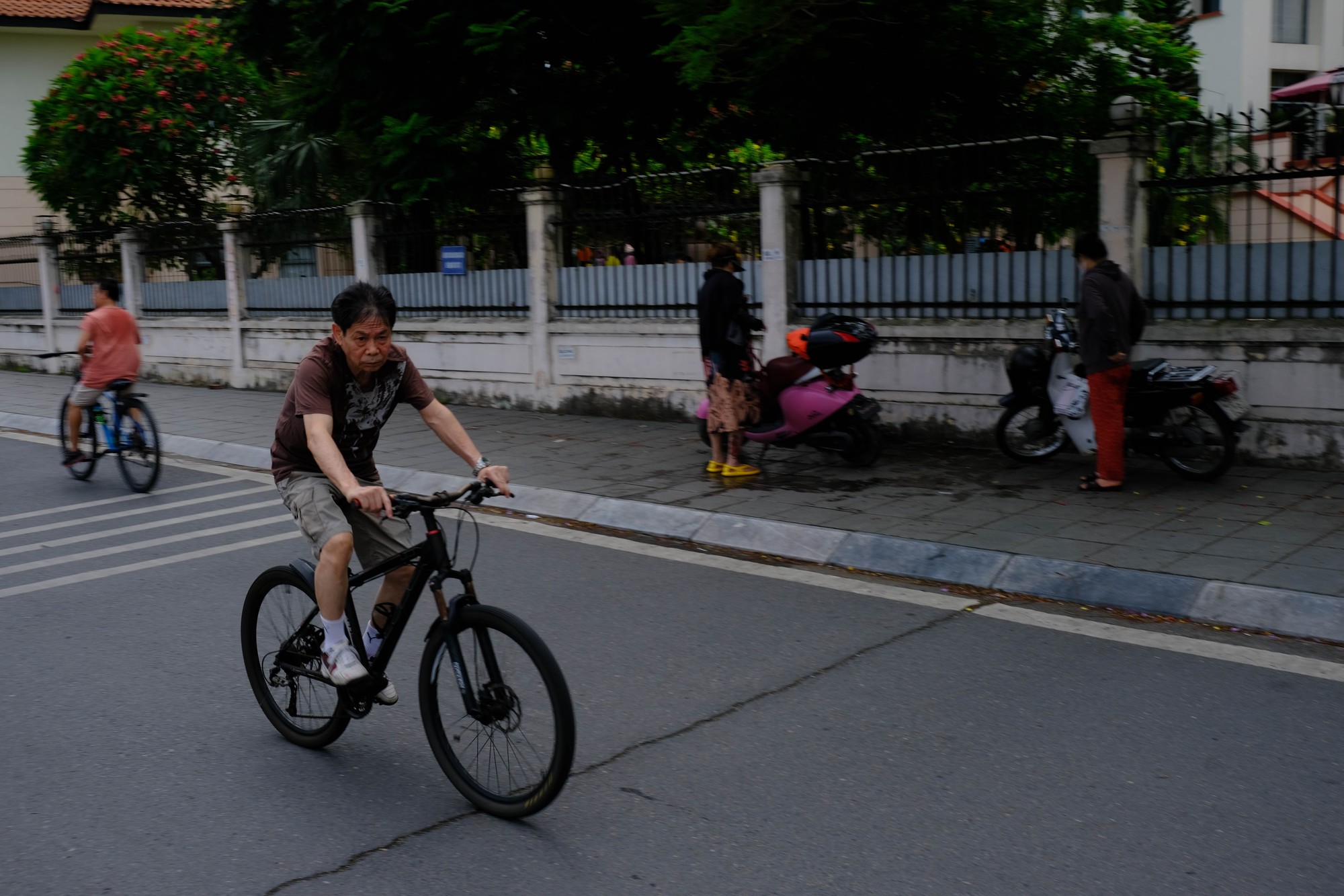 Nhiều người chọn giải ph&aacute;p vận động an to&agrave;n hơn l&agrave; đi xe đạp ở hồ T&acirc;y. Ảnh: L&ecirc; An/Mekong ASEAN.