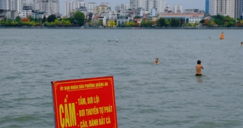 Hà Nội: Hồ Tây biến thành &apos;bể bơi công cộng&apos; trong những ngày hè