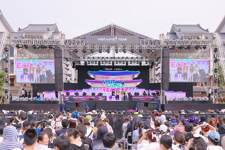 Trong hai ng&agrave;y 25 - 26/5, Vingroup cũng phối hợp với Tổng cục du lịch H&agrave;n Quốc tổ chức chuỗi sự kiện Lễ hội H&agrave;n Quốc l&agrave; Lễ hội Korea Travel Festa v&agrave; Sự kiện Summer K-Day.