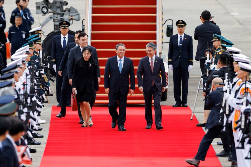 Thủ tướng Trung Quốc L&yacute; Cường đến Seoul tham dự hội nghị thượng đỉnh ba b&ecirc;n với những người đồng cấp H&agrave;n Quốc v&agrave; Nhật Bản, ng&agrave;y 26/5. Ảnh: Reuters