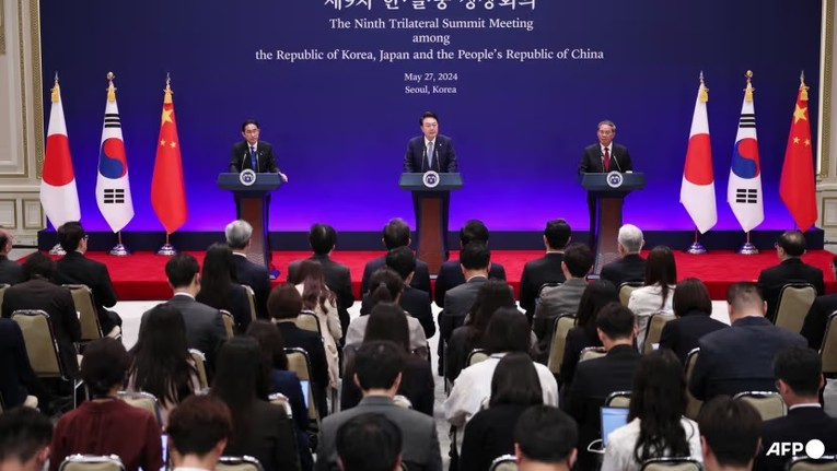 Thủ tướng Nhật Bản Fumio Kishida, Tổng thống H&agrave;n Quốc Yoon Suk-yeol v&agrave; Thủ tướng Trung Quốc L&yacute; Cường tại cuộc họp b&aacute;o chung sau Hội nghị thượng đỉnh ba. Ảnh: AFP