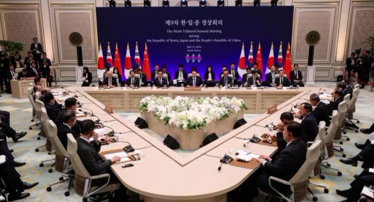 L&atilde;nh đạo v&agrave; quan chức H&agrave;n Quốc, Nhật Bản, Trung Quốc tham dự Hội nghị thượng đỉnh ba b&ecirc;n ở Seoul, ng&agrave;y 27/5. Ảnh: Nikkei Asia