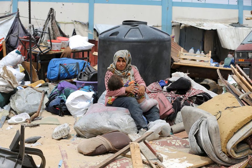 Người d&acirc;n Palestine trốn chạy khỏi Rafah do giao tranh ng&agrave;y 28/5/2024. Ảnh: Reuters