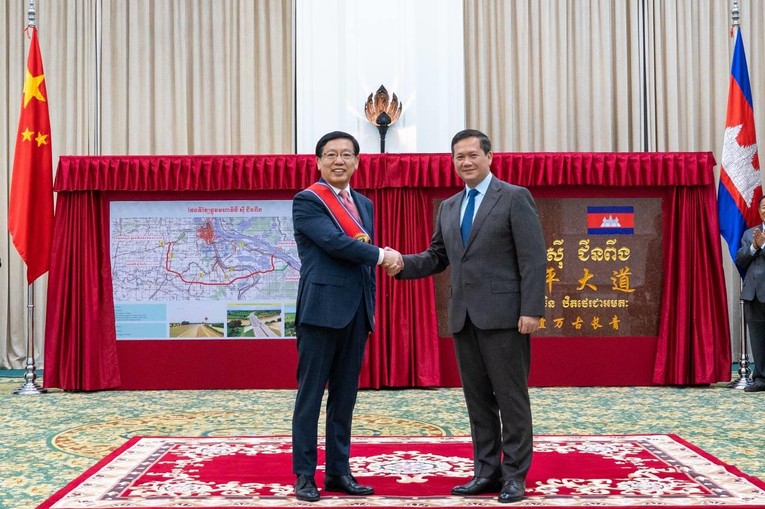 Thủ tướng Campuchia Hun Manet v&agrave; Đại sứ Trung Quốc Wang Wentian chủ tr&igrave; lễ đổi t&ecirc;n đường. Ảnh: Fresh News