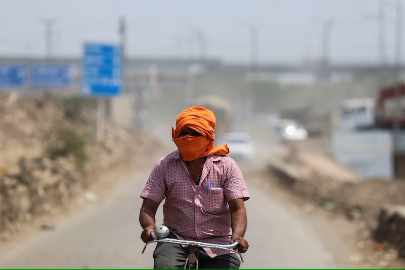 Người d&acirc;n New Delhi, Ấn Độ che chắn khi ra đường. Ảnh: Reuters