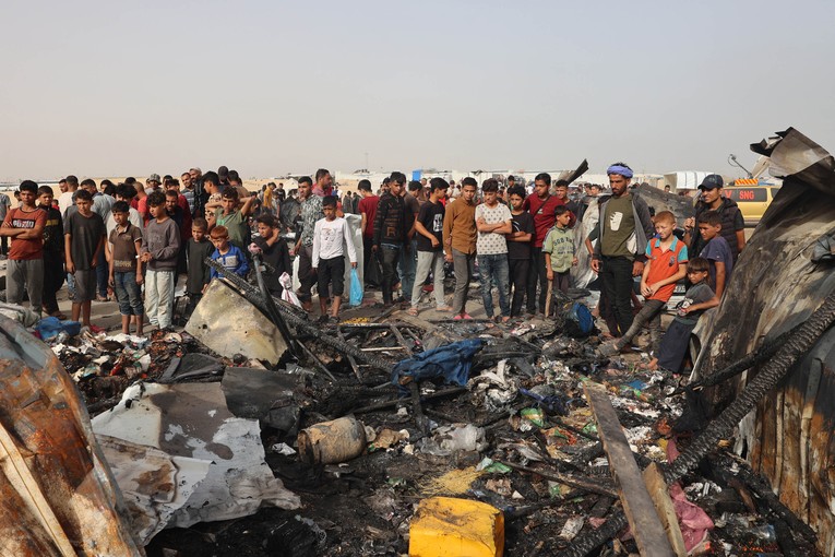 Người Palestine tập trung tại địa điểm xảy ra cuộc tấn c&ocirc;ng của Israel v&agrave;o một trại tị nạn ở Rafah, ng&agrave;y 27/5. Ảnh: AFP