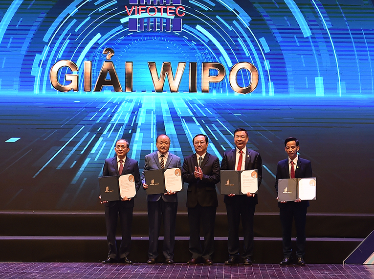 Bộ trưởng Bộ KH&amp;amp;amp;amp;CN Huỳnh Th&agrave;nh Đạt trao chứng nhận Giải thưởng WIPO 2023 của Tổ chức Sở hữu tr&iacute; tuệ thế giới cho 2 c&ocirc;ng tr&igrave;nh. Ảnh: VGP.