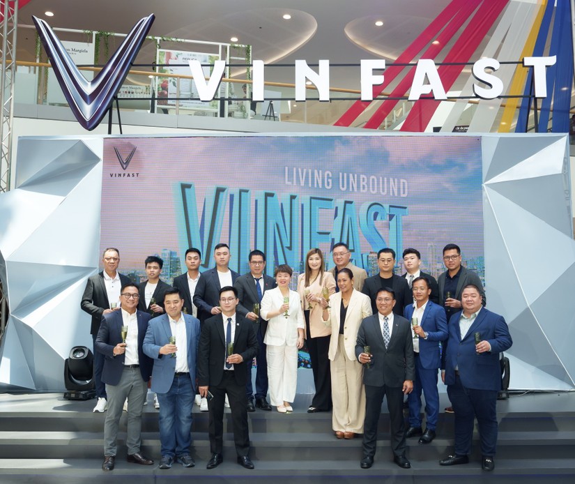 CEO VinFast Philippines Nguyễn Thị Minh Ngọc (&aacute;o trắng, ở giữa) c&ugrave;ng c&aacute;c kh&aacute;ch mời tại sự kiện.