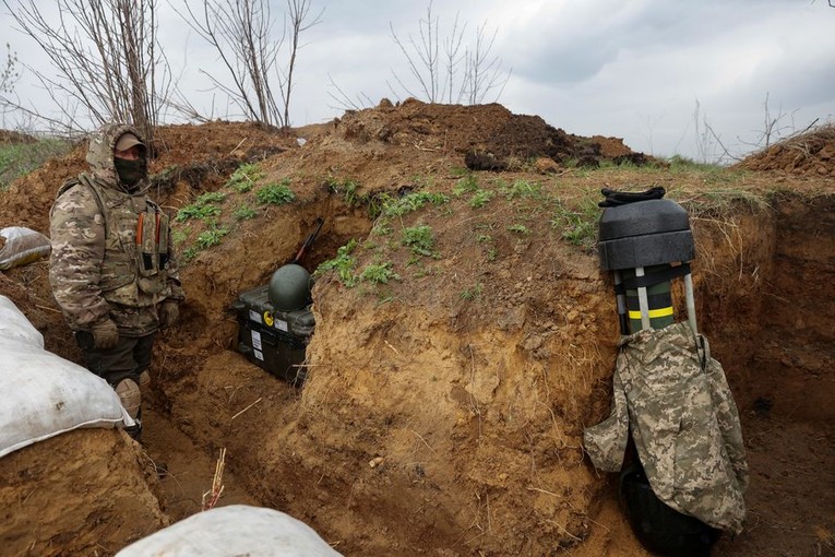 Một binh sĩ Ukraine đứng cạnh t&ecirc;n lửa chống tăng Javelin tại một vị tr&iacute; ở v&ugrave;ng Donetsk, Ukraine, ng&agrave;y 18/4. Ảnh: Reuters