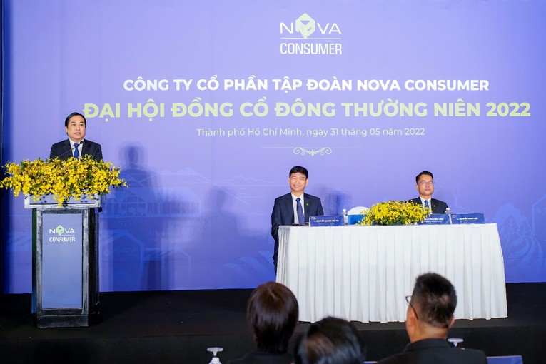 &Ocirc;ng Nguyễn Hiếu Li&ecirc;m, Chủ tịch HĐQT C&ocirc;ng ty Nova Consumer ph&aacute;t biểu tại Đại hội cổ đ&ocirc;ng thường ni&ecirc;n của c&ocirc;ng ty. Ảnh: Nova Consumer