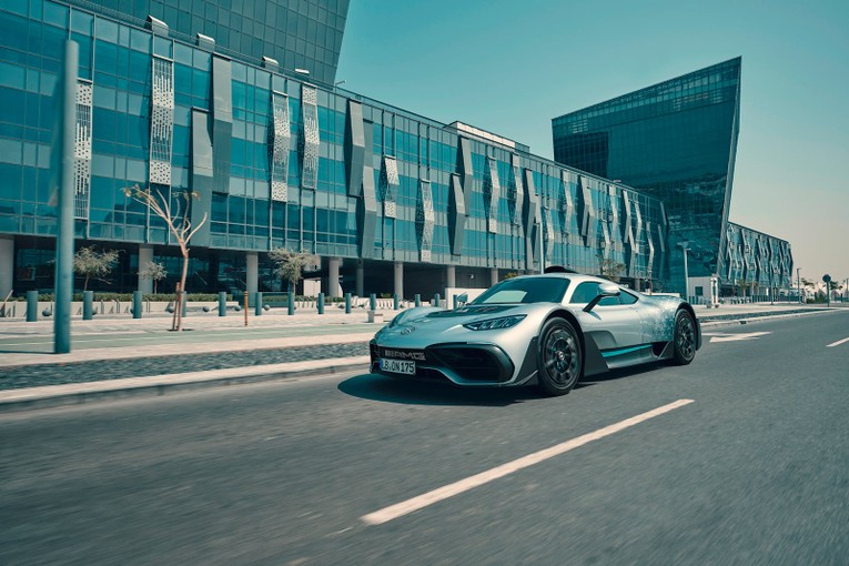 Về mặt ngoại thất, Mercedes-AMG ONE phi&ecirc;n bản thương mại kh&aacute; tương đồng với c&aacute;c bản concept trước đ&acirc;y. Khối lượng của xe đạt mức 1.695 kg.