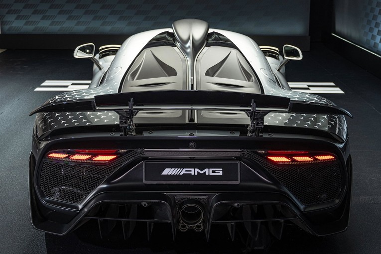 Phần đu&ocirc;i của chiếc xe được tinh chỉnh lại một số chi tiết như viền ph&iacute;a tr&ecirc;n hệ thống đ&egrave;n hậu, khuếch t&aacute;n gi&oacute; v&agrave; ống xả k&iacute;ch thước lớn mang phong c&aacute;ch F1...