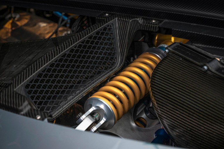 Tấm che khoang động cơ bằng sợi carbon c&oacute; thể th&aacute;o rời được, t&iacute;ch hợp c&ocirc;ng nghệ thiết kế khe gi&oacute; NACA đặc trưng của ng&agrave;nh h&agrave;ng kh&ocirc;ng. Hệ thống treo c&oacute; 3 chế độ t&ugrave;y chỉnh l&agrave; Comfort, Sport hoặc Sport +.