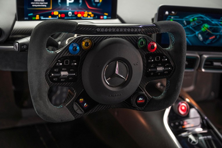 V&ocirc; lăng kiểu xe đua F1 h&igrave;nh chữ nhật, với hai m&agrave;n h&igrave;nh kỹ thuật số 10 inch.C&aacute;c ph&iacute;m chức năng được trang bị đầy đủ nhằm điều chỉnh c&aacute;c t&iacute;nh năng vận h&agrave;nh v&agrave; tiện nghi.