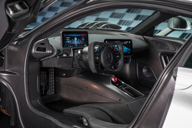 Kh&ocirc;ng gian b&ecirc;n trong được ho&agrave;n thiện ho&agrave;n to&agrave;n từ sợi carbon v&agrave; da cao cấp. Điều h&ograve;a kh&ocirc;ng kh&iacute; tự điều chỉnh th&ocirc;ng minh.