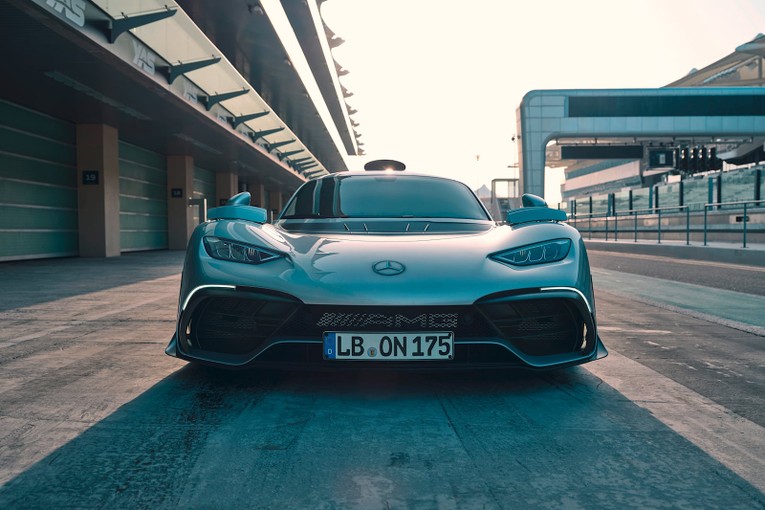 Sẽ chỉ c&oacute; 275 chiếc Mercedes-AMG One được sản xuất. Mercedes-AMG kh&ocirc;ng c&ocirc;ng bố mức gi&aacute; cụ thể cho si&ecirc;u phẩm n&agrave;y. Tuy nhi&ecirc;n, theo c&aacute;c th&ocirc;ng tin r&ograve; rỉ, mức gi&aacute; cho chiếc si&ecirc;u xe tốc độ kh&ocirc;ng dưới 2,72 triệu USD.