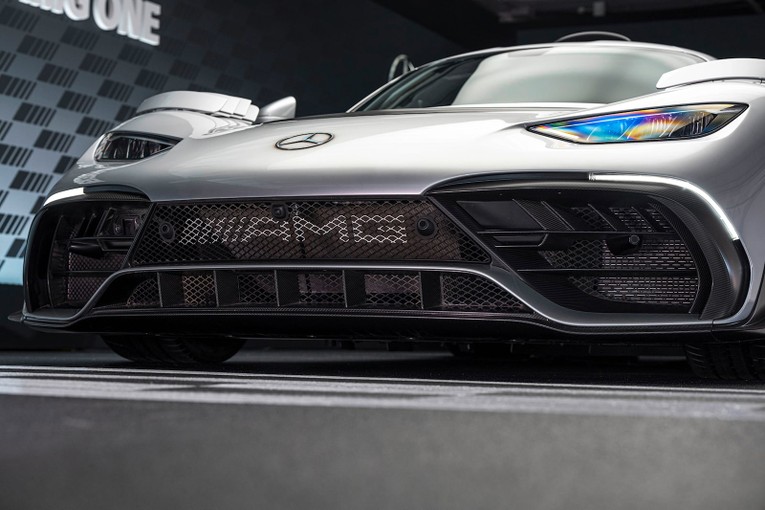 Tương tự như c&aacute;c mẫu xe đua C&ocirc;ng thức 1, khung gầm của Mercedes-AMG One được thiết kế liền khối nhằm tăng khả năng chịu lực.