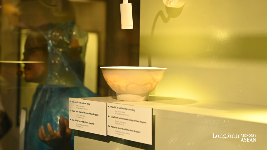 Đồ ngự dụng thời Hậu L&ecirc;: Chiếc b&aacute;t được chế t&aacute;c tinh xảo bằng chất liệu gốm sứ thấu quang, in h&igrave;nh rồng ch&igrave;m d&agrave;nh cho vua sử dụng. Đ&acirc;y được c&ocirc;ng nhận l&agrave; bảo vật quốc gia.