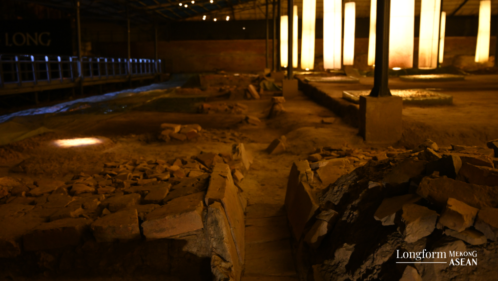 Tại lớp văn h&oacute;a thời L&yacute; khai quật đ&atilde; t&igrave;m thấy những m&oacute;ng trụ sỏi v&agrave; ch&acirc;n tảng đ&aacute; k&ecirc; ch&acirc;n cột.