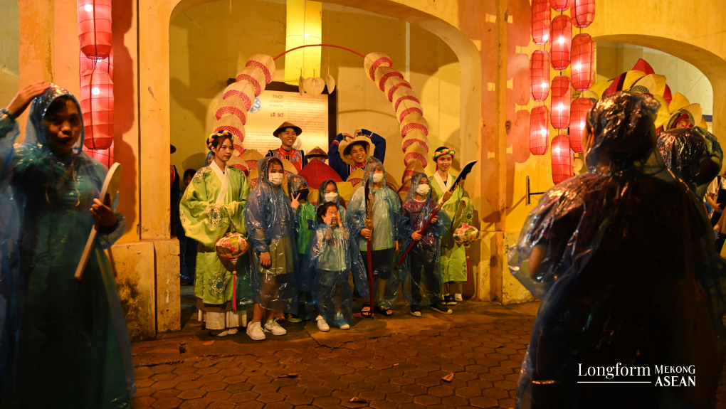 Du kh&aacute;ch nh&iacute; check in tại khu vực ph&ograve;ng trưng b&agrave;y trong &amp;amp;amp;quot;Tour đ&ecirc;m giải m&atilde; Ho&agrave;ng th&agrave;nh Thăng Long&rdquo;.