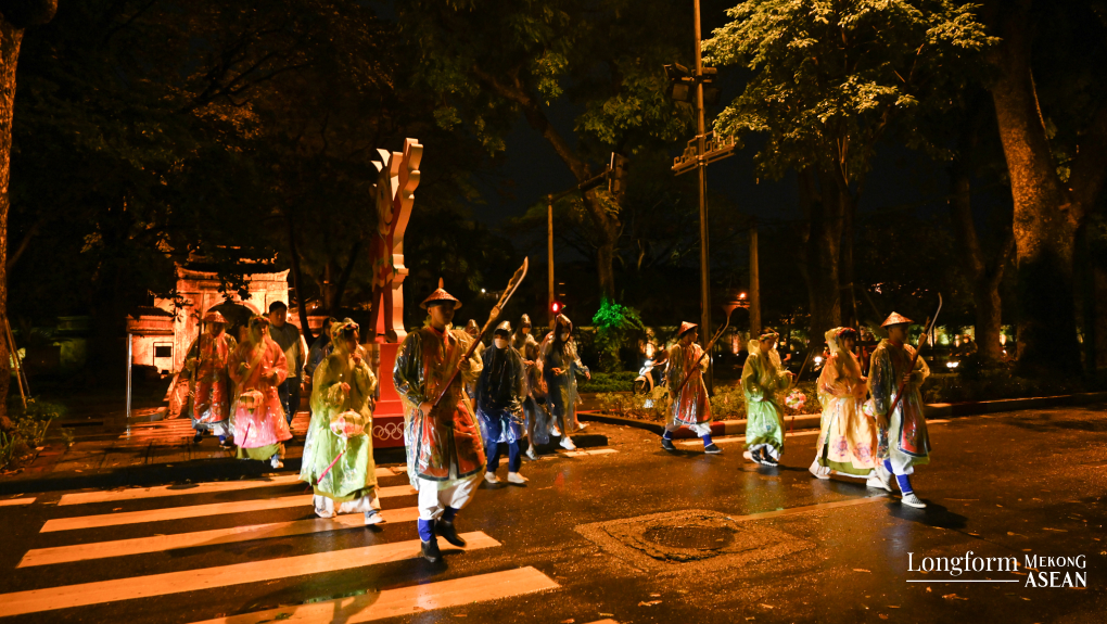 Lễ diễu h&agrave;nh từ Ho&agrave;ng th&agrave;nh sang Khu khảo cổ 18 Ho&agrave;ng Diệu.