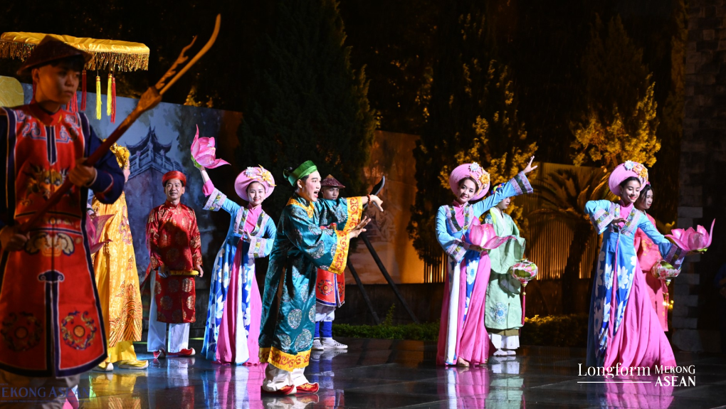 Điệu m&uacute;a cổ &amp;amp;amp;quot;Cung đ&igrave;nh Thăng Long&amp;amp;amp;quot; mở đầu tour đ&ecirc;m &amp;amp;amp;quot;Giải m&atilde; Ho&agrave;ng th&agrave;nh&amp;amp;amp;quot;.