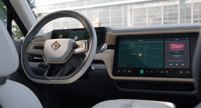 Rivian Center Touchscreen (16 inch): Tr&ecirc;n chiếc pickup cao cấp R1T của Rivian được trang bị một m&agrave;n h&igrave;nh đường ch&eacute;o 16 inch ch&iacute;nh giữa bảng dashboard của xe. Đ&aacute;ng tiếc l&agrave; thay v&igrave; hỗ trợ Android Auto hay Apple CarPlay, Rivian ứng dụng giao diện infotainment họ tự ph&aacute;t triển.