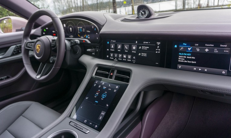 Porsche Curved Display (16,8 inch): M&agrave;n h&igrave;nh tableau hiển thị th&ocirc;ng số vận h&agrave;nh trong chiếc Taycan của Porsche c&oacute; k&iacute;ch thước 16.8 inch. Nhưng đ&oacute; chỉ l&agrave; 1 trong số 3 m&agrave;n h&igrave;nh tr&ecirc;n chiếc xe điện n&agrave;y, b&ecirc;n cạnh l&agrave; m&agrave;n h&igrave;nh cảm biến 10.9 inch ở giữa dashboard, v&agrave; một m&agrave;n h&igrave;nh nữa k&iacute;ch thước 8.4 inch để điều chỉnh nhiệt độ hệ thống điều h&ograve;a trong xe.