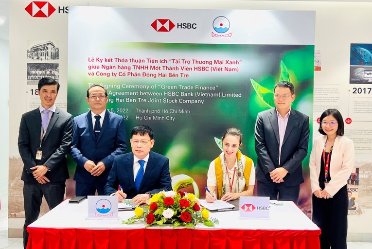 Lễ k&yacute; kết hợp t&aacute;c đầu ti&ecirc;n giữa HSBC Việt Nam v&agrave; DOHACO.