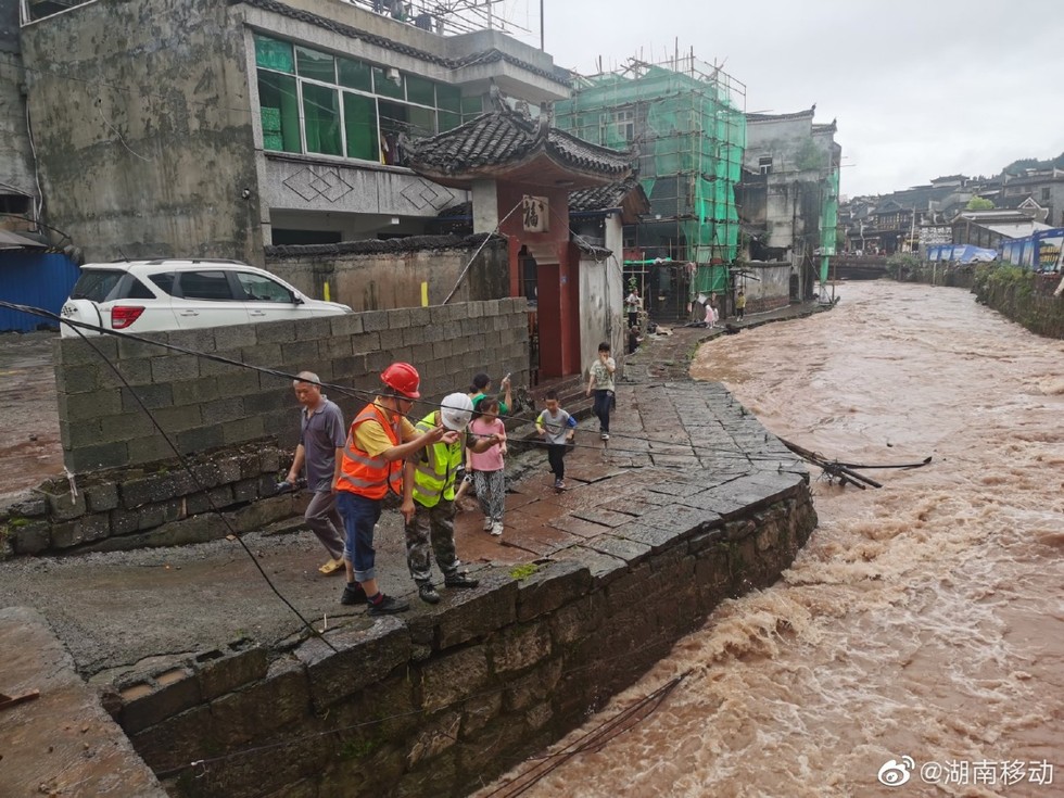 Nh&acirc;n vi&ecirc;n thuộc c&aacute;c tổ cơ động tham gia sửa chữa thiệt hại tại Phượng Ho&agrave;ng cổ trấn. Ảnh: Weibo Hunan yidong