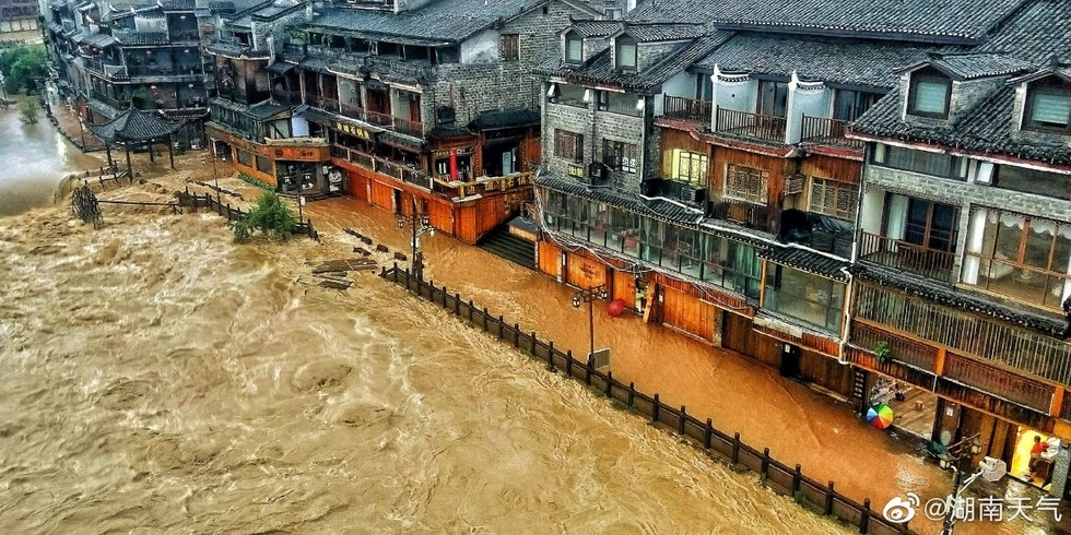 Mưa lớn đổ xuống bất ngờ khiến đường phố v&agrave; đồ đạc bị cuốn tr&ocirc;i. Ảnh: Weibo Thời tiết Hồ Nam