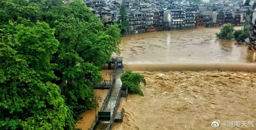 Nhiều người d&ugrave;ng tr&ecirc;n MXH Weibo của Trung Quốc tr&ecirc;n khắp cả nước chia buồn với những người d&acirc;n Hồ Nam gặp ngập lụt .Ảnh: Weibo Thời tiết Hồ Nam
