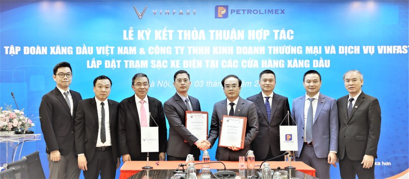 Vinfast k&yacute; kết hợp t&aacute;c lắp đặt trạm sạc xe điện tại c&aacute;c cửa h&agrave;ng xăng dầu Petrolimex.
