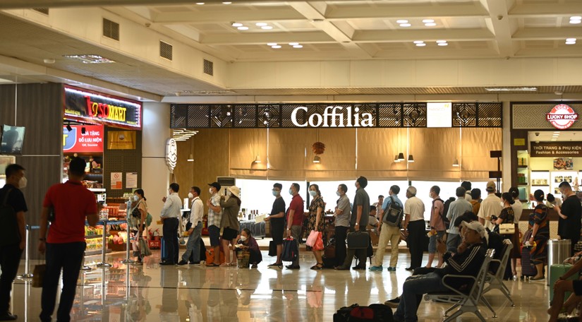 40,7 triệu kh&aacute;ch qua cảng h&agrave;ng kh&ocirc;ng nửa đầu năm 2022. Ảnh: Qu&aacute;ch Sơn.