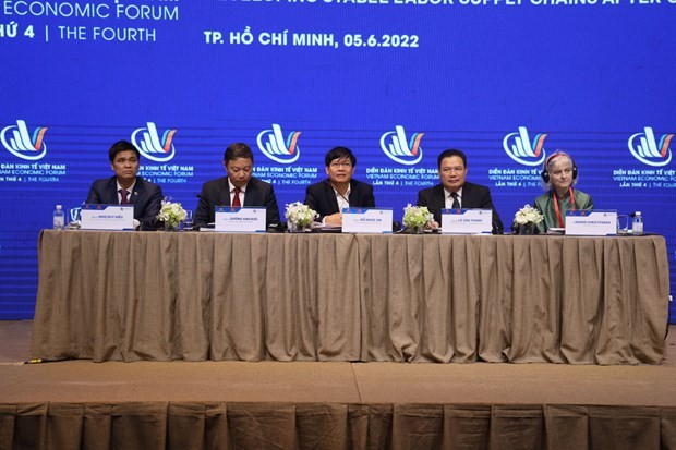 Chủ tr&igrave; hội thảo chuy&ecirc;n đề lao động: Ph&oacute; trưởng Ban Kinh tế Trung ương Đỗ Ngọc An; Thứ trưởng Bộ LĐTB&amp;amp;amp;amp;XH L&ecirc; Văn Thanh; Ph&oacute; chủ tịch Tổng LĐLĐVN Ngọ Duy Hiểu; Ph&oacute; chủ tịch UBND TP. HCM Dương Anh Đức; Gi&aacute;m đốc ILO Việt Nam Ingrid Christensen. Ảnh: Bộ LĐTB&amp;amp;amp;amp;XH