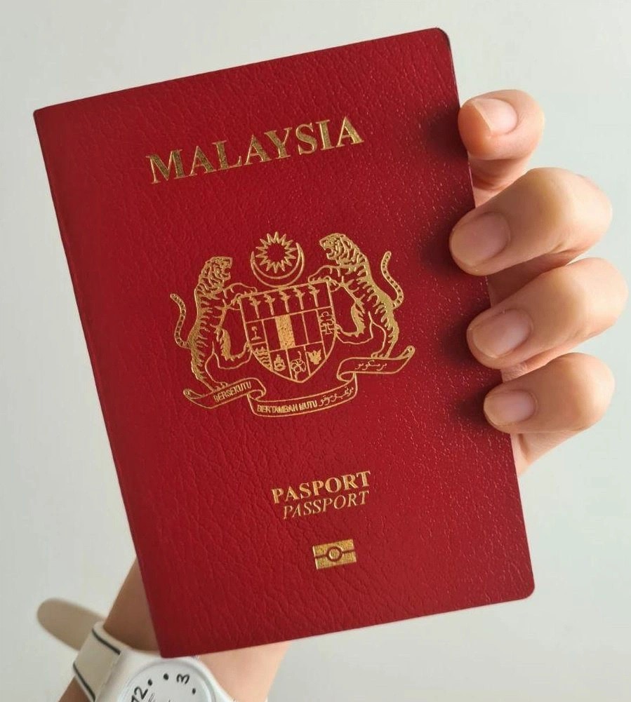 Malaysia l&agrave; quốc gia đầu ti&ecirc;n trong Đ&ocirc;ng Nam &Aacute; ph&aacute;t h&agrave;nh hộ chiếu điện tử. Ảnh: Jabatan Imigresen Malaysia.
