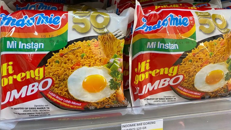 M&igrave; g&oacute;i thương hiệu Indomie rất được ưa chuộng tại Indonesia do hương vị đa dạng v&agrave; gi&aacute; cả phải chăng. Ảnh: Nikkei Asia