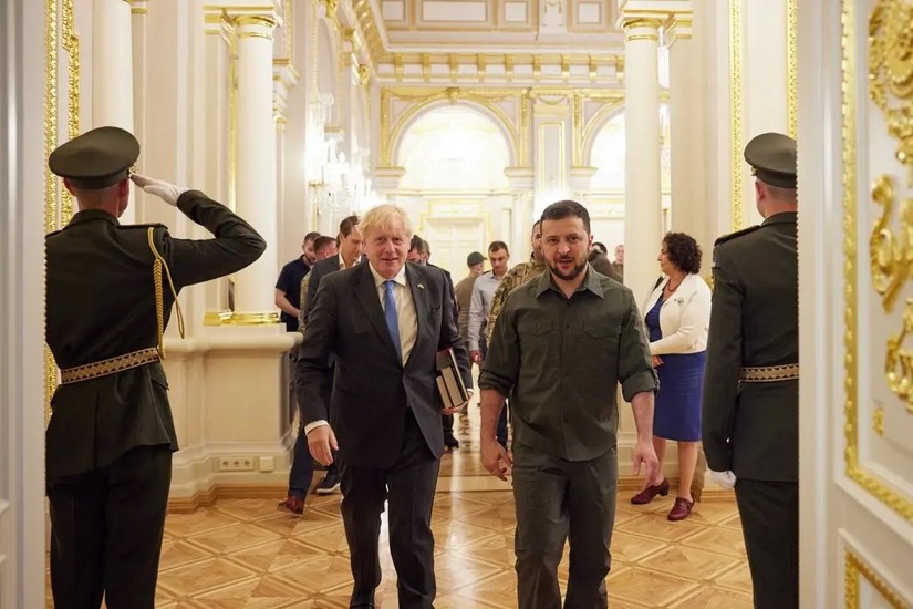Thủ tướng Anh Boris Johnson c&ugrave;ng Tổng thống Ukraine Volodymyr Zelensky. Ảnh: AFP
