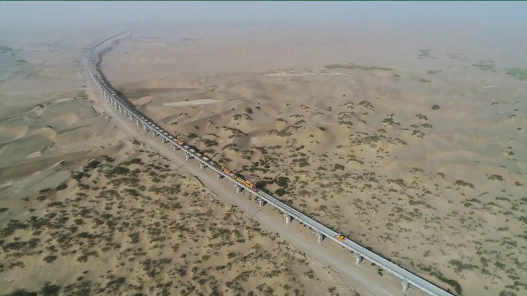Tuyến v&agrave;nh đai đường sắt bao quanh sa mạc Taklamakan với tổng chiều d&agrave;i 2.712km.