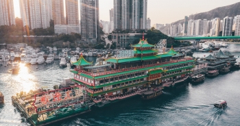 Nhà hàng trên biển lớn nhất thế giới bị lật úp trên Biển Đông